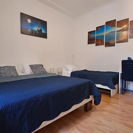 Red Blue With Private Parking And Gray Blue Apartment Pula Exterior photo