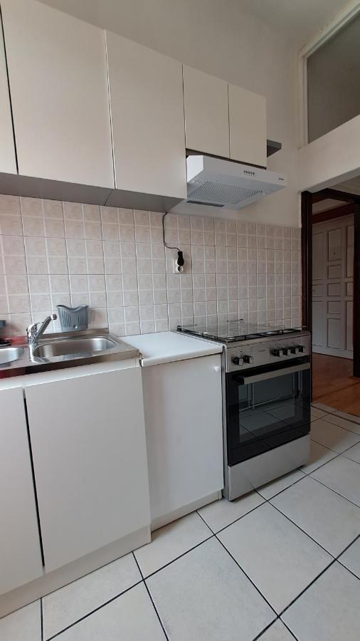 Red Blue With Private Parking And Gray Blue Appartement Pula