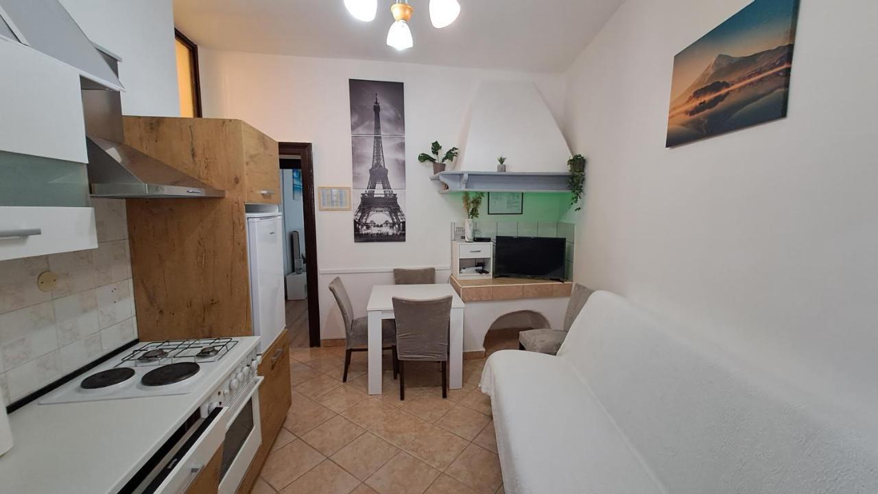 Red Blue With Private Parking And Gray Blue Appartement Pula