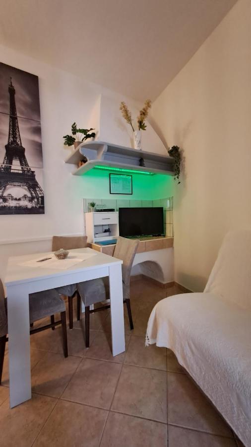 Appartement Red Blue With Private Parking And Gray Blue Pula