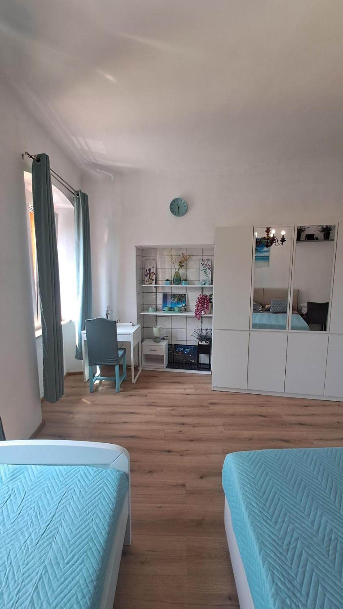 Red Blue With Private Parking And Gray Blue Apartment Pula