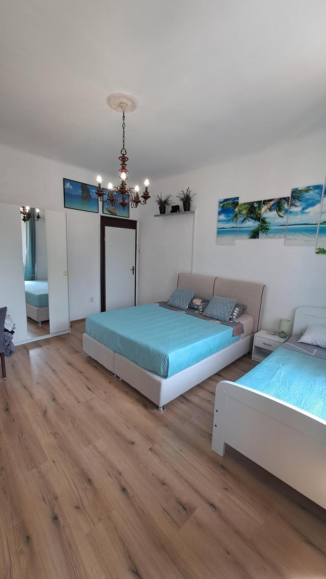 Red Blue With Private Parking And Gray Blue Apartment *